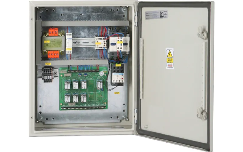Cuadros con placa de relés para el control de montacargas, montacoches, montaplatos, etc..