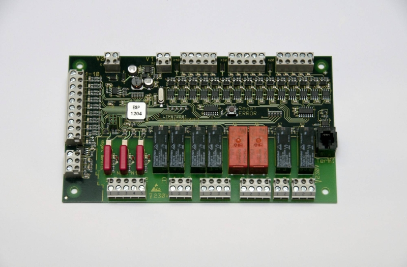 Módulo especialmente diseñado para los ascensores unifamiliares con el cumplimiento de la normativa EN81-41. Programación y diagnóstico de averías mediante consola de programación o ordenador.