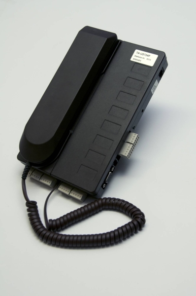 Equipo telefónico para la transmisión de llamadas de emergencia en ascensores simples sobre la red telefónica básica cumpliendo con la Norma EN81.28. El equipo lleva el equipo de interfonía incorporado, posibilidad de telecontrol de la maniobra. Diseñado para su instalación en el cuarto de máquinas.